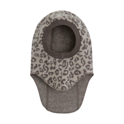 Seitenansicht der Merino Wollfleece Schlupfmütze mit Leopardenprint