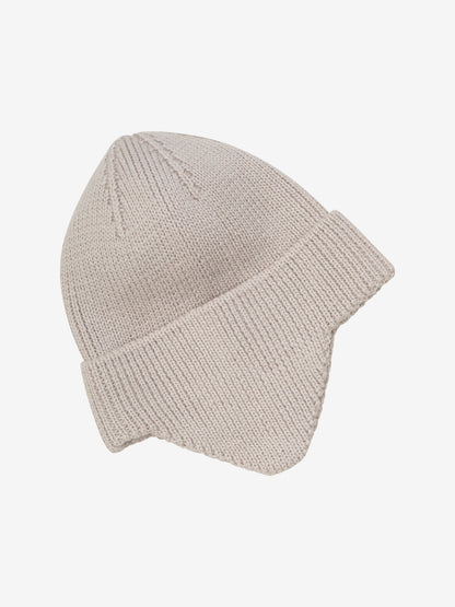 Huttelihut Merino Wollmütze in Camel Melange mit breitem Rippstrickrand und windschützenden Ohrenklappen, Seitenansicht