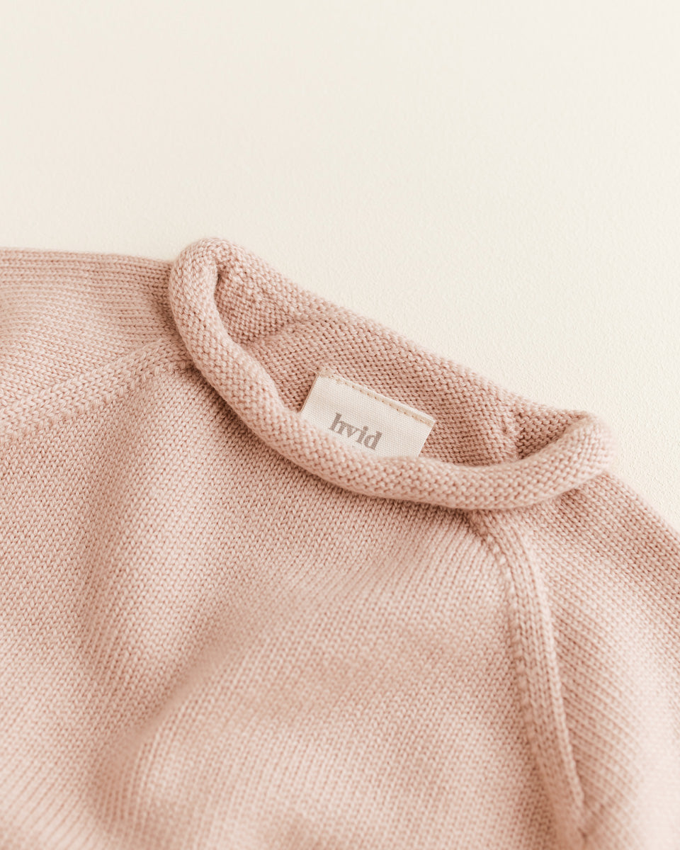 Dehnbarer Rundhalsausschnitt des Hvid Baby Strickpullovers Georgette in Apricot, erhältlich bei Bärechind