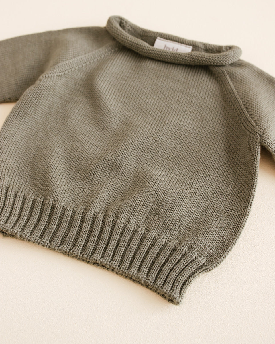 Nahaufnahme des dehnbaren Rundhalsausschnitts am Hvid Baby Strickpullover Georgette in Artichoke