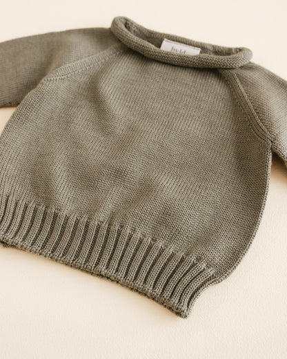 Nahaufnahme des dehnbaren Rundhalsausschnitts am Hvid Baby Strickpullover Georgette in Artichoke