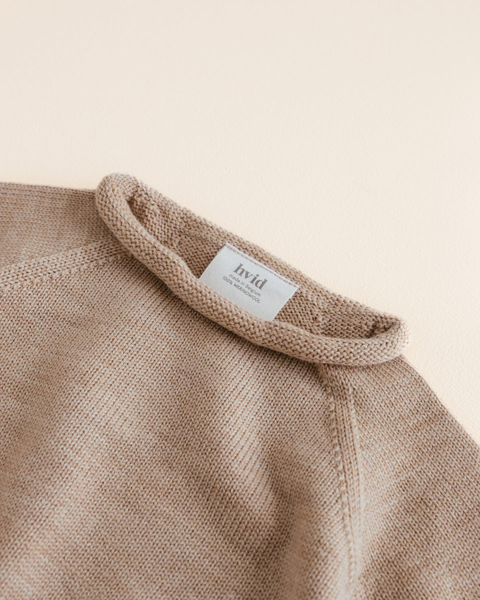 Nahaufnahme des dehnbaren Rundhalsausschnitts am Hvid Baby Strickpullover Georgette in Sand