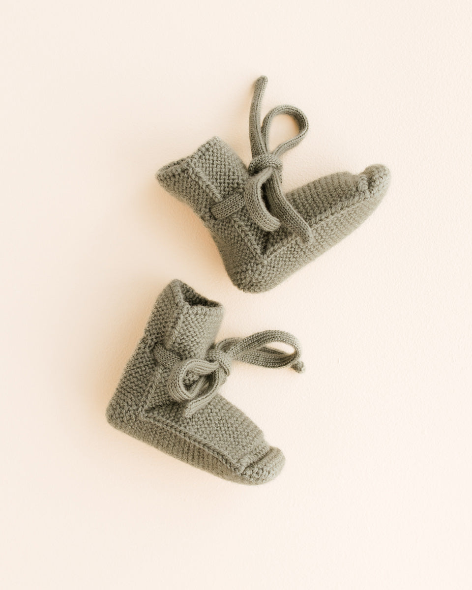 Hvid Baby Strickschuhe Booties in Artichoke, Nahaufnahme der weichen Strickart