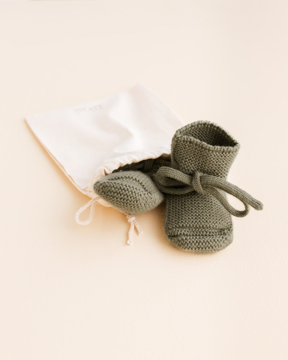Hvid Baby Strickschuhe Booties in Artichoke, Seitenansicht