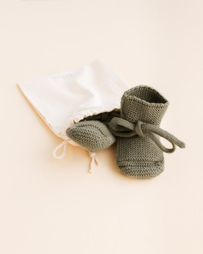 Hvid Baby Strickschuhe Booties in Artichoke, Seitenansicht
