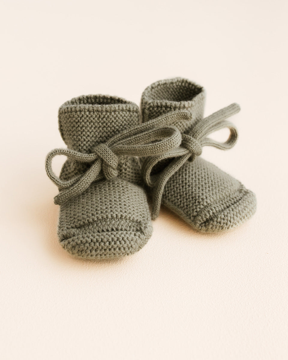 Hvid Baby Strickschuhe Booties in Artichoke, gestrickt aus Merinowolle mit Bindebändchen