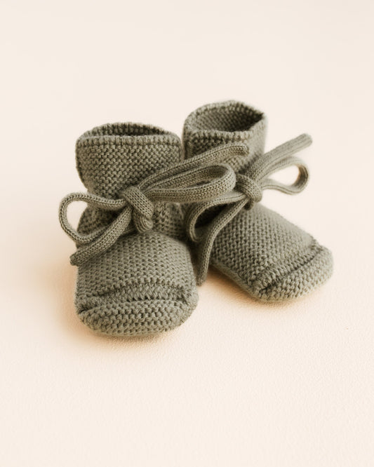 Hvid Baby Strickschuhe Booties in Artichoke, gestrickt aus Merinowolle mit Bindebändchen