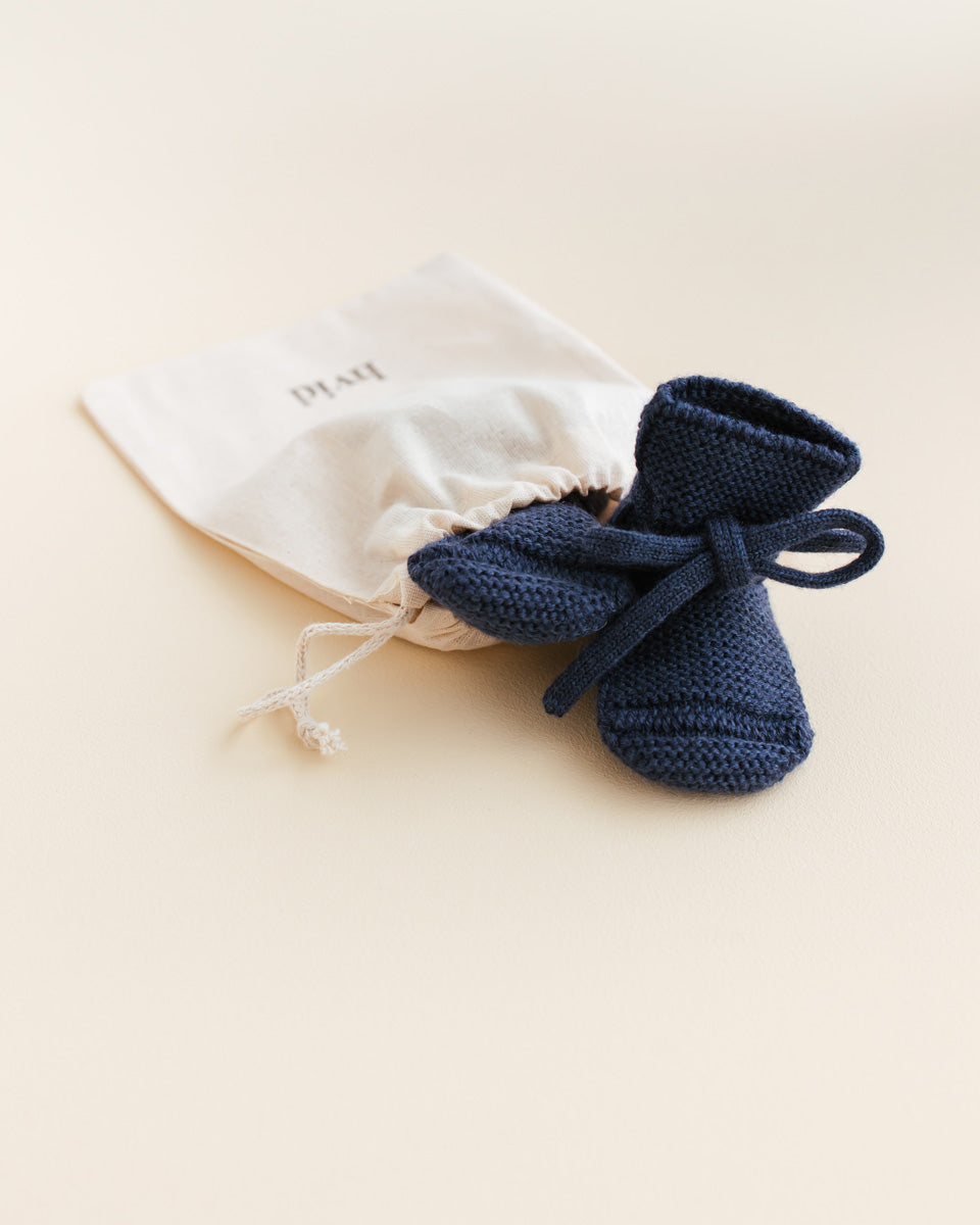 Hvid Baby Strickschuhe Booties in Blau, Nahaufnahme der weichen Strickart
