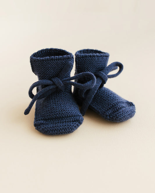 Hvid Baby Strickschuhe Booties in Blau, gestrickt aus Merinowolle mit Bindebändchen