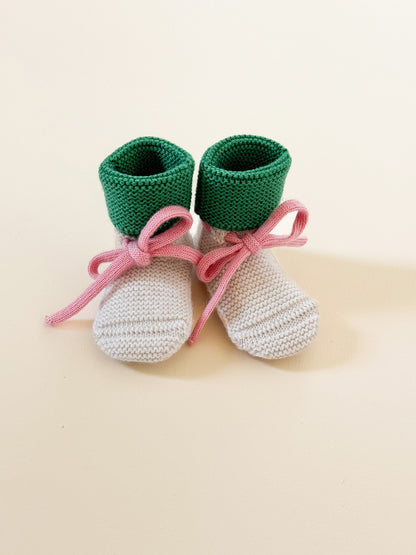 Hvid Baby Strickschuhe Booties in Cream/Grass, gestrickt aus Merinowolle mit Bindebändchen