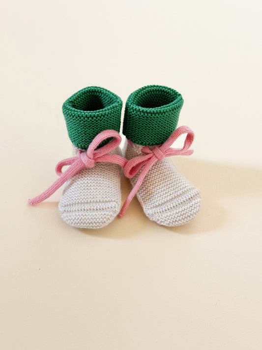 Hvid Baby Strickschuhe Booties in Cream/Grass, gestrickt aus Merinowolle mit Bindebändchen