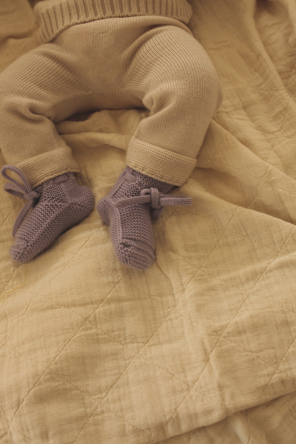 Hvid Baby Strickschuhe Booties in Lilac, Nahaufnahme der Bindebändchen