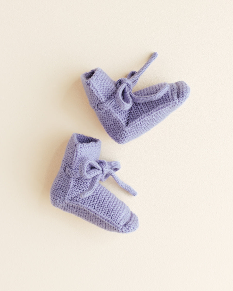 Hvid Baby Strickschuhe Booties in Lilac, Nahaufnahme der weichen Strickart
