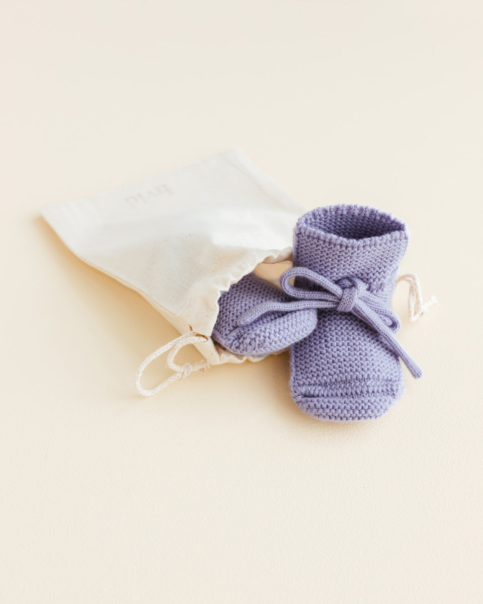 Hvid Baby Strickschuhe Booties in Lilac, Seitenansicht