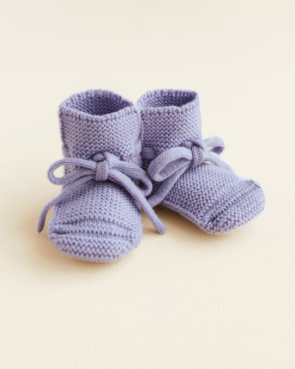 Hvid Baby Strickschuhe Booties in Lilac, gestrickt aus Merinowolle mit Bindebändchen