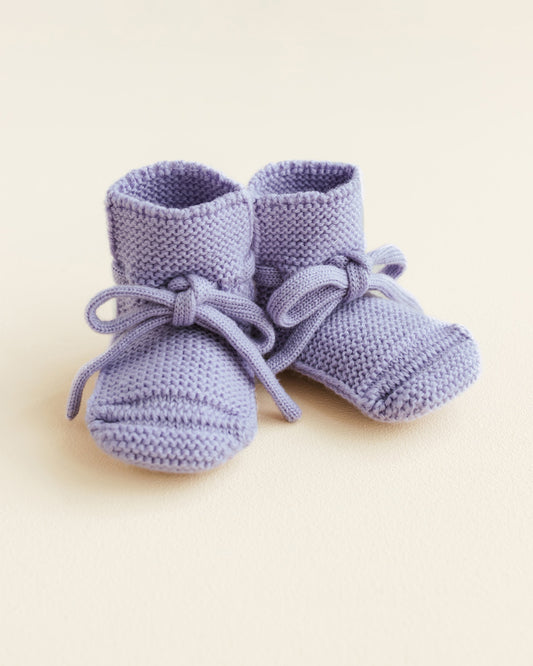 Hvid Baby Strickschuhe Booties in Lilac, gestrickt aus Merinowolle mit Bindebändchen