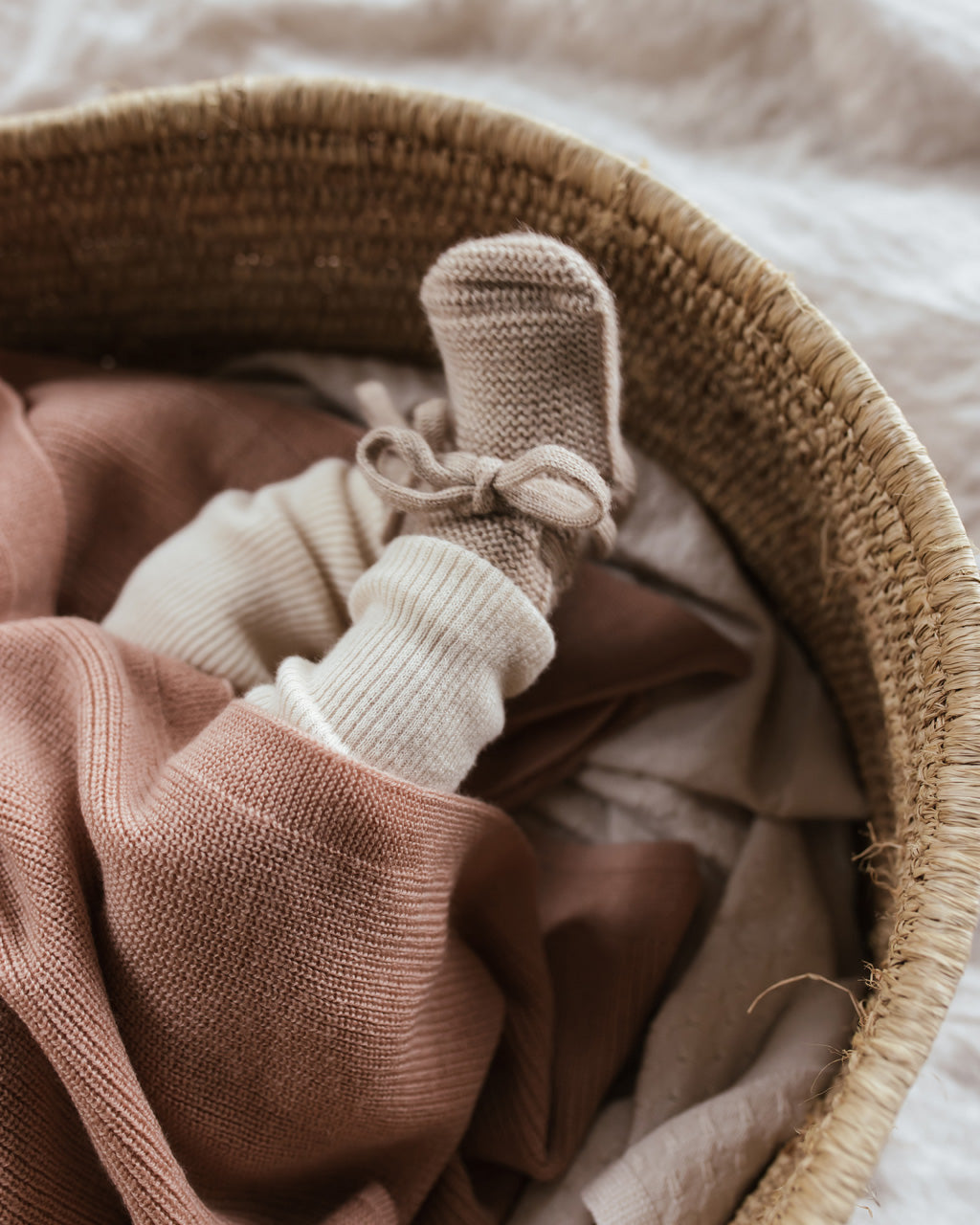 Hvid Baby Strickschuhe Booties in Sand, Nahaufnahme der Bindebändchen