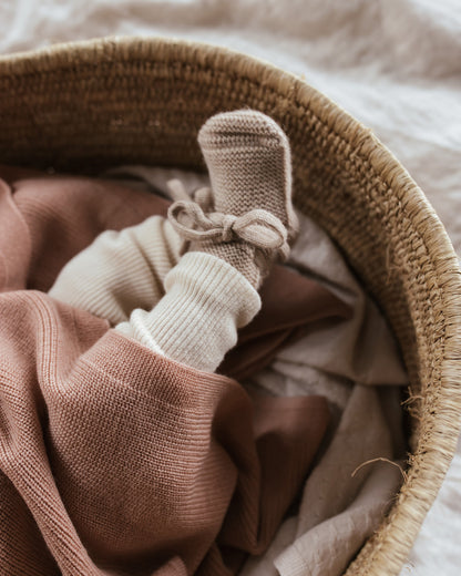 Hvid Baby Strickschuhe Booties in Sand, Nahaufnahme der Bindebändchen