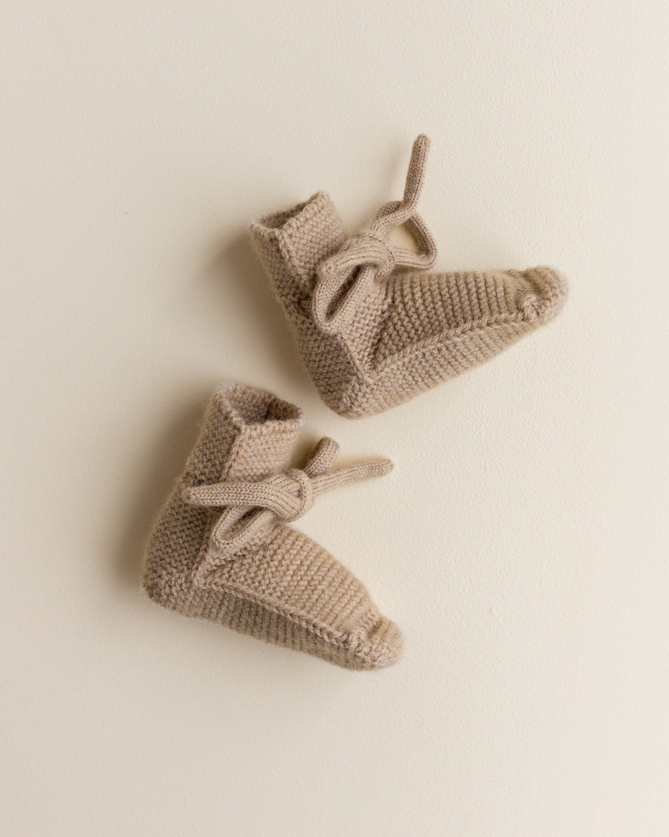 Hvid Baby Strickschuhe Booties in Sand, Nahaufnahme der weichen Strickart