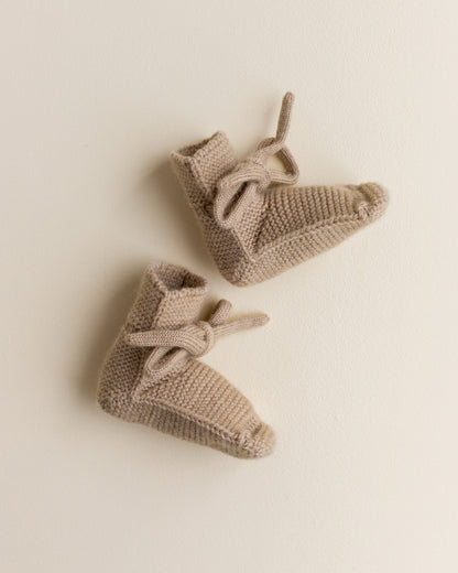 Hvid Baby Strickschuhe Booties in Sand, Nahaufnahme der weichen Strickart