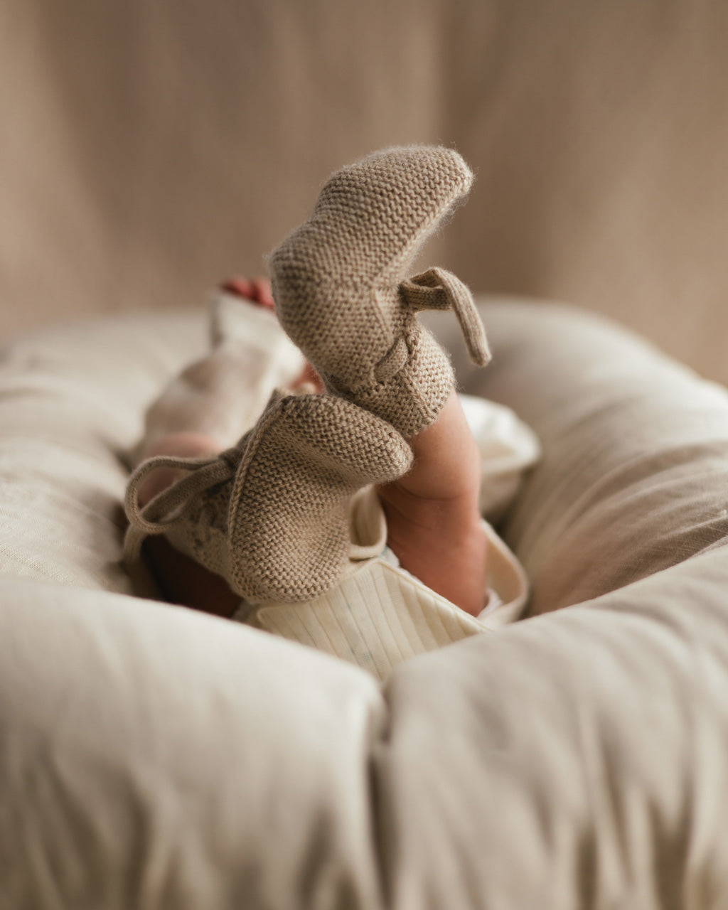 Baby im Hvid Strickset mit den Booties in Sand