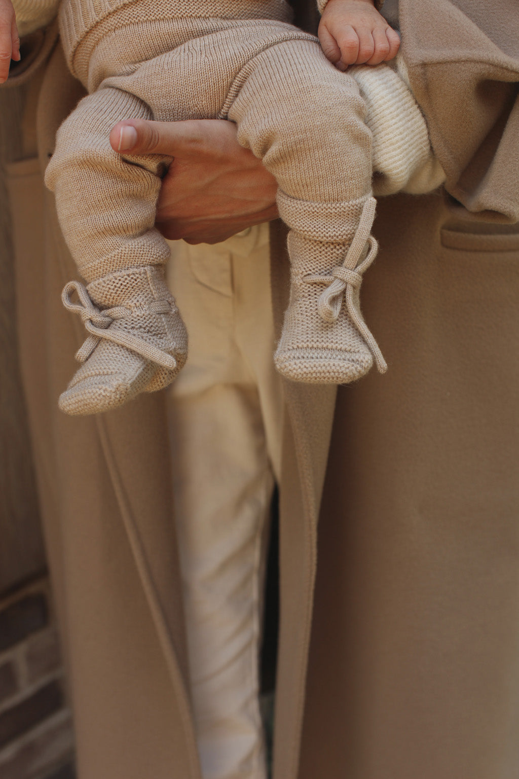 Hvid Baby Strickschuhe Booties in Sand, Nahaufnahme der Strickstruktur