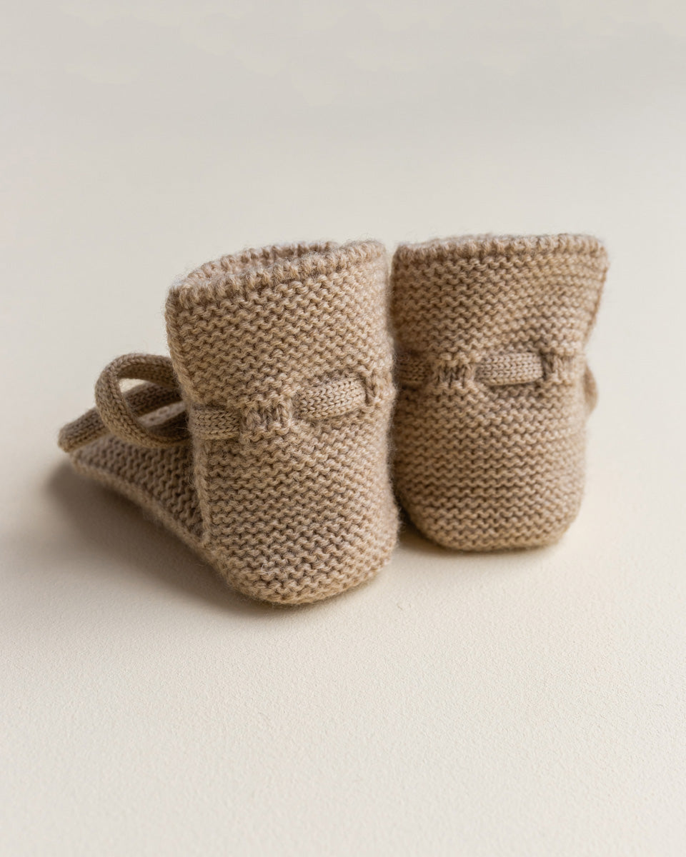 Hvid Baby Strickschuhe Booties in Sand, Seitenansicht