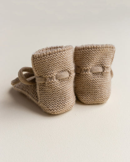 Hvid Baby Strickschuhe Booties in Sand, Seitenansicht
