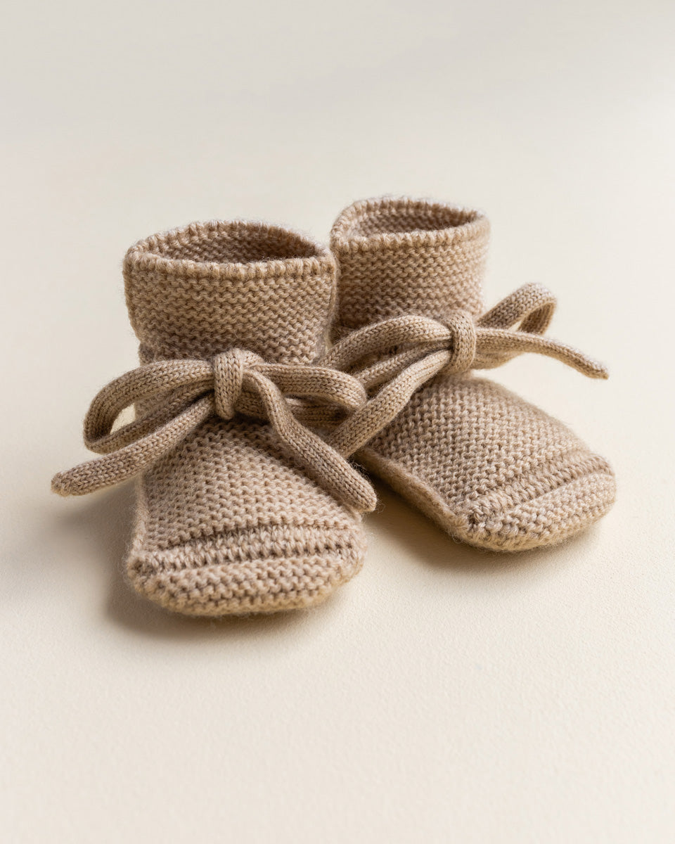Hvid Baby Strickschuhe Booties in Sand, gestrickt aus Merinowolle mit Bindebändchen