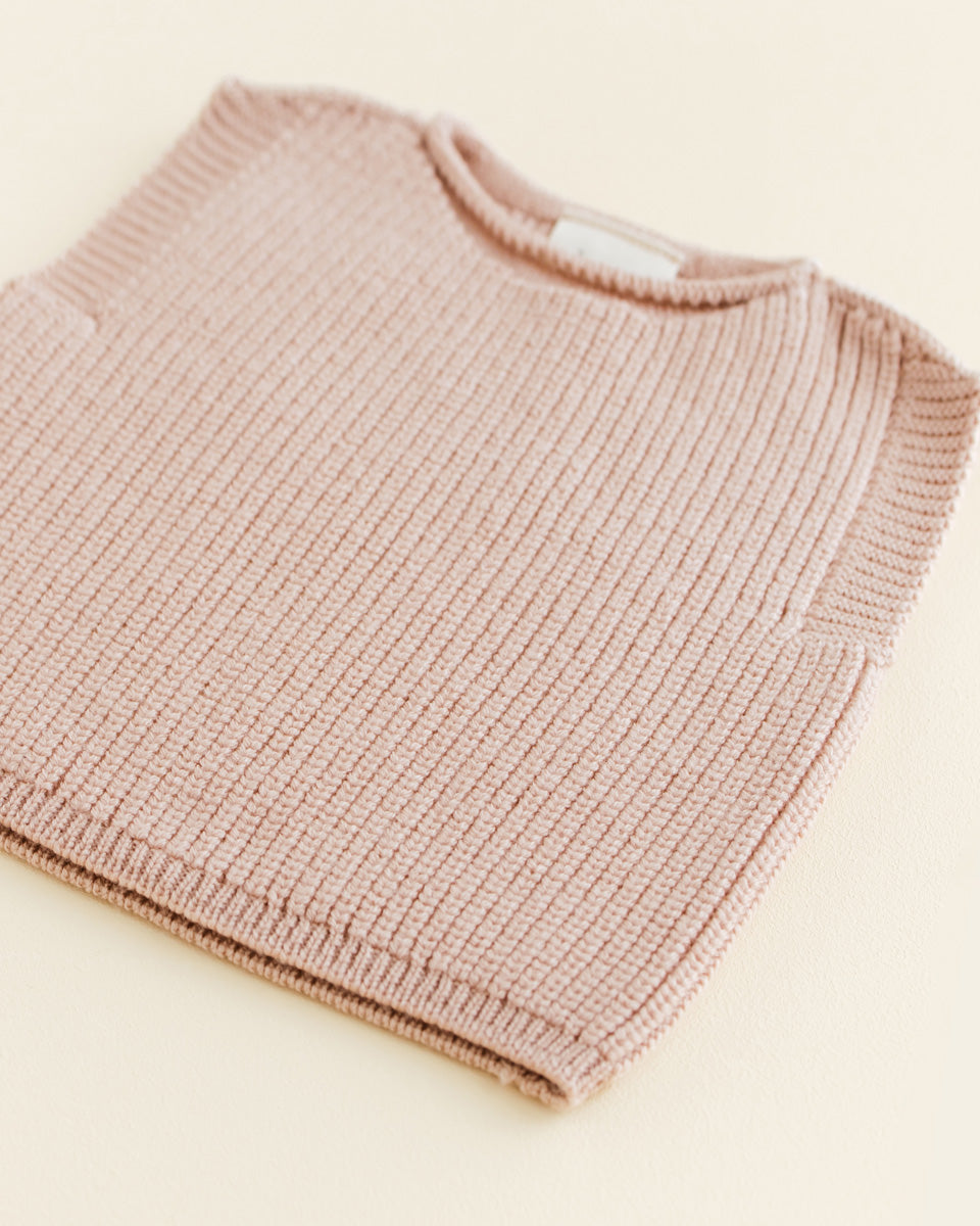 Hvid Baby Strickweste Harvey in Apricot, Rundhalsausschnitt aus weicher Merinowolle