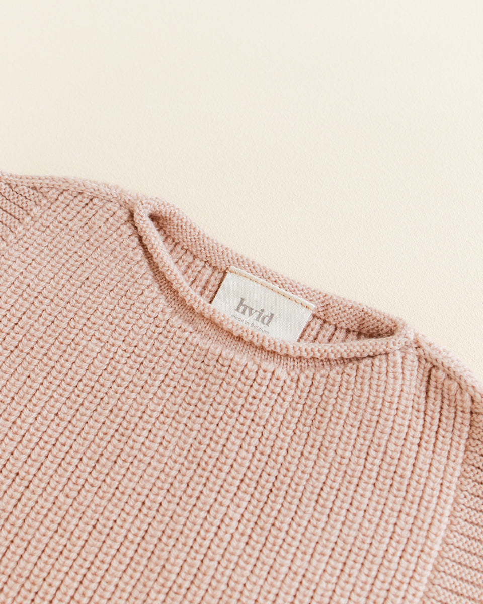 Nahaufnahme der Strickstruktur der Hvid Baby Strickweste Harvey in Apricot, erhältlich bei Bärechind