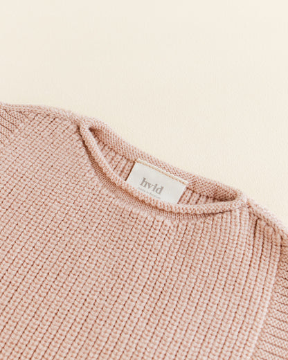 Nahaufnahme der Strickstruktur der Hvid Baby Strickweste Harvey in Apricot, erhältlich bei Bärechind