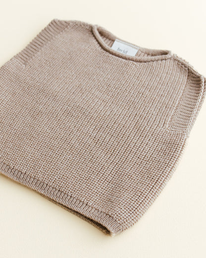 Hvid Baby Strickweste Harvey in Sand, Rundhalsausschnitt aus weicher Merinowolle