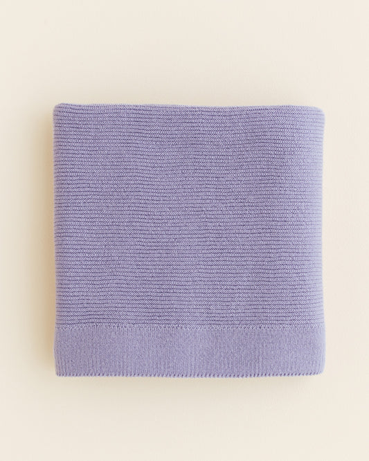Hvid Babydecke Gust in Lilac, gestrickt aus 100% Merinowolle