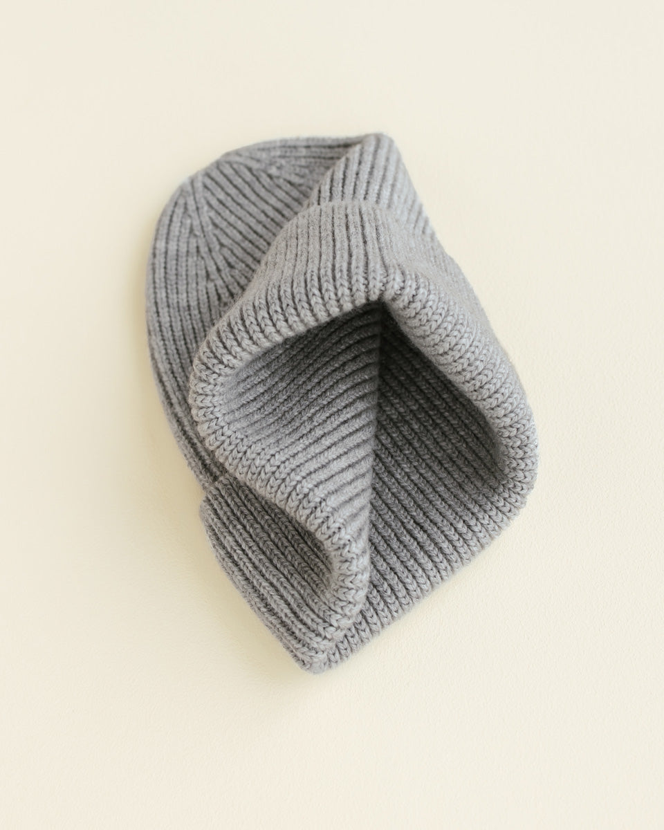Nahaufnahme des elastischen Rippstricks am Hvid Beanie Fonzie in Grau