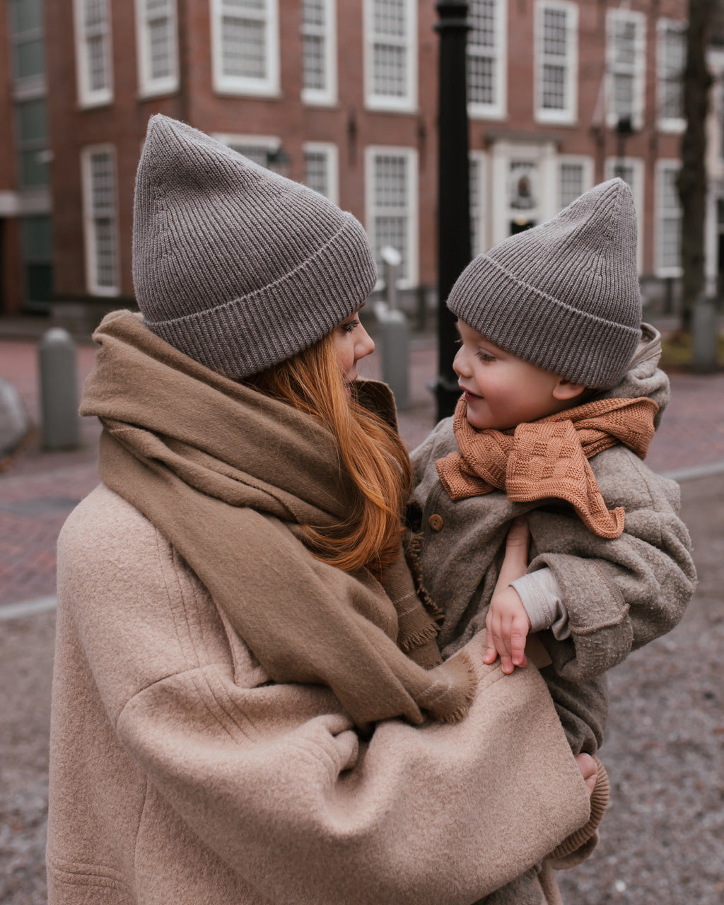 Mama und Kind im Partnerlook mit Hvid Beanie Fonzie, erhältlich bei Bärechind