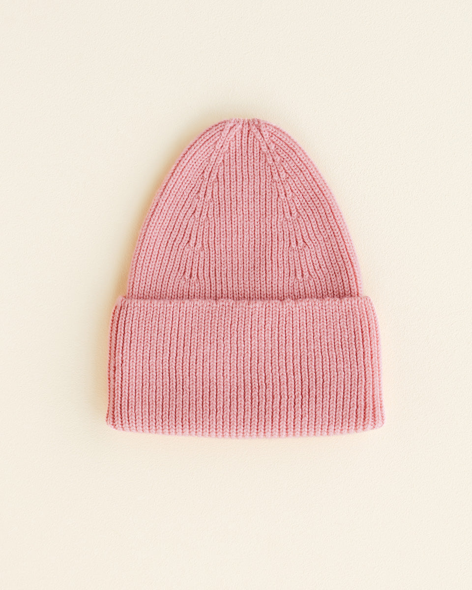 Hvid Fonzie Beanie in Bubblegum, gestrickt aus Merinowolle, erhältlich im Bärechind in Winterthur, Zürich Schweiz.