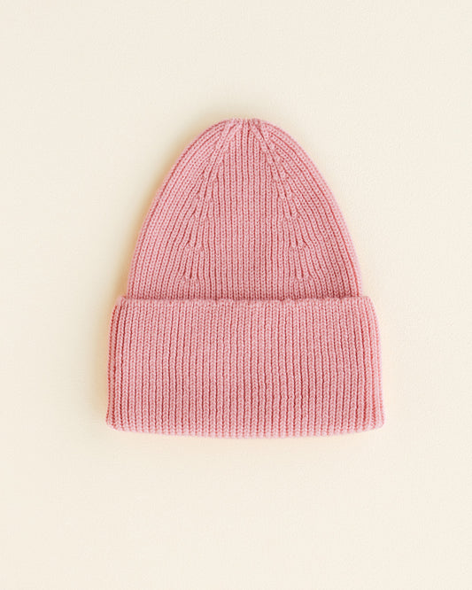 Hvid Fonzie Beanie in Bubblegum, gestrickt aus Merinowolle, erhältlich im Bärechind in Winterthur, Zürich Schweiz.