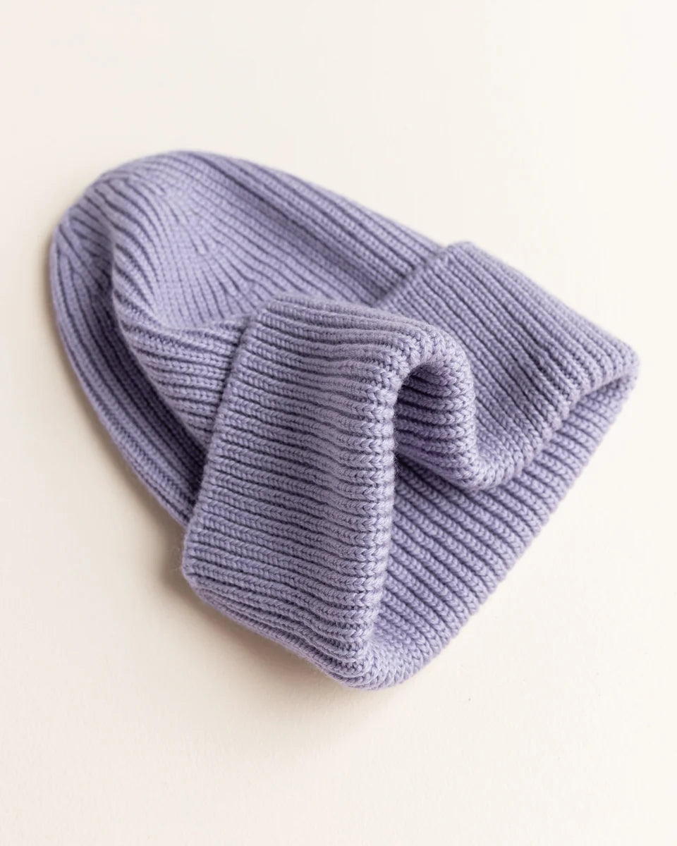 Detailaufnahme der Hvid Fonzie Beanie für Erwachsene in Lilac aus 100 % Merinowolle. Weiche Rippstrickmütze mit breitem Umschlag