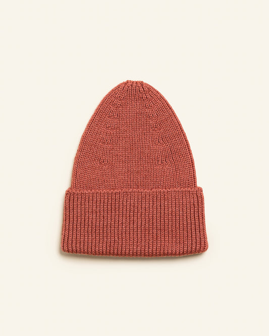 Hvid Fonzie Beanie aus mulesingfreier Merinowolle in Wild Berry mit breitem Rippumschlag bei Bärechind