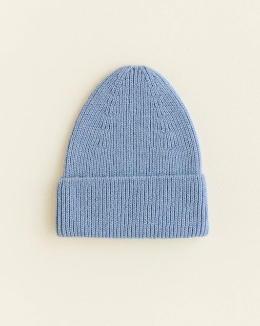 Hellblaue Hvid Fonzie Beanie aus 100 % Merinowolle mit breitem Umschlag. Weiche Babymütze und Kindermütze im Bärechind Winterthur, Zürich, Schweiz.