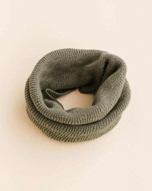 Hvid Gigi Loop Schal aus Merinowolle in Artichoke Grün, erhältlich im Bärechind in Winterthur, Zürich Schweiz.