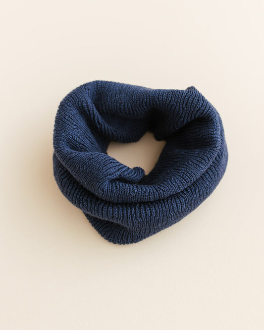 Hvid Gigi Loop Schal aus Merinowolle in Blau, erhältlich im Bärechind in Winterthur, Zürich Schweiz.