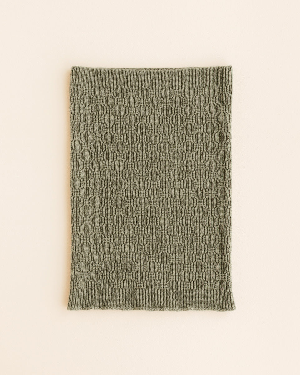 Hvid Gigi Loop Schlauchschal in Artichoke, gestrickt aus Merinowolle, erhältlich im Bärechind in Winterthur, Zürich Schweiz.