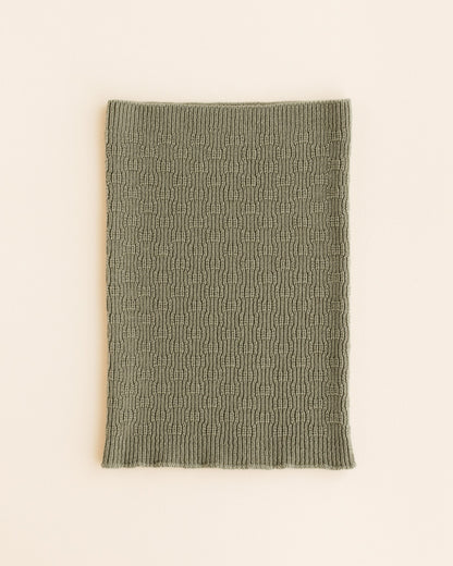 Hvid Gigi Loop Schlauchschal in Artichoke, gestrickt aus Merinowolle, erhältlich im Bärechind in Winterthur, Zürich Schweiz.