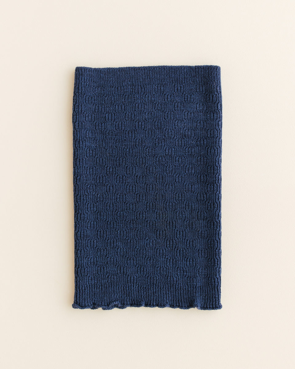 Hvid Gigi Loop Schlauchschal in Blau, gestrickt aus Merinowolle, erhältlich im Bärechind in Winterthur, Zürich Schweiz.