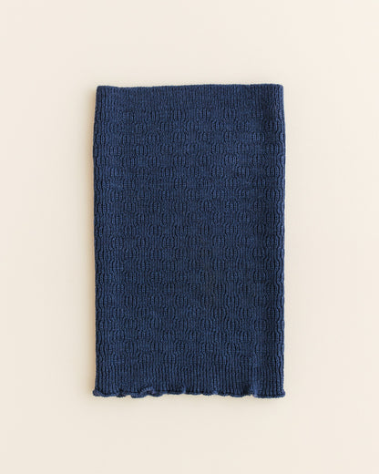 Hvid Gigi Loop Schlauchschal in Blau, gestrickt aus Merinowolle, erhältlich im Bärechind in Winterthur, Zürich Schweiz.
