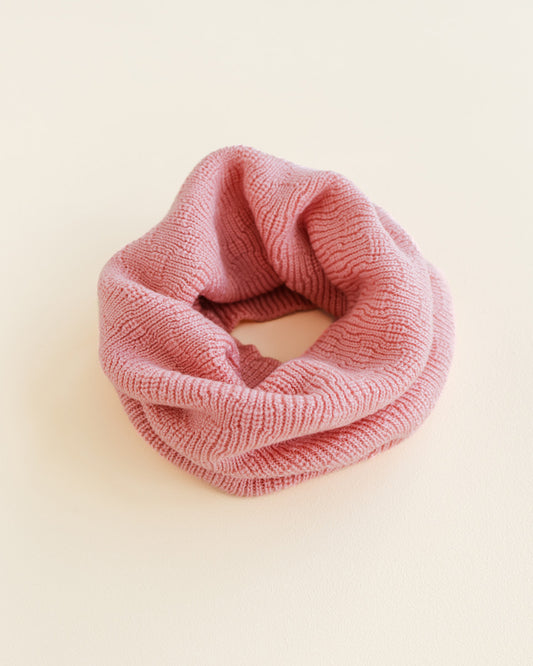 Hvid Gigi Loop Schal in Bubblegum, gestrickter Schlauchschal aus Merinowolle für Kinder