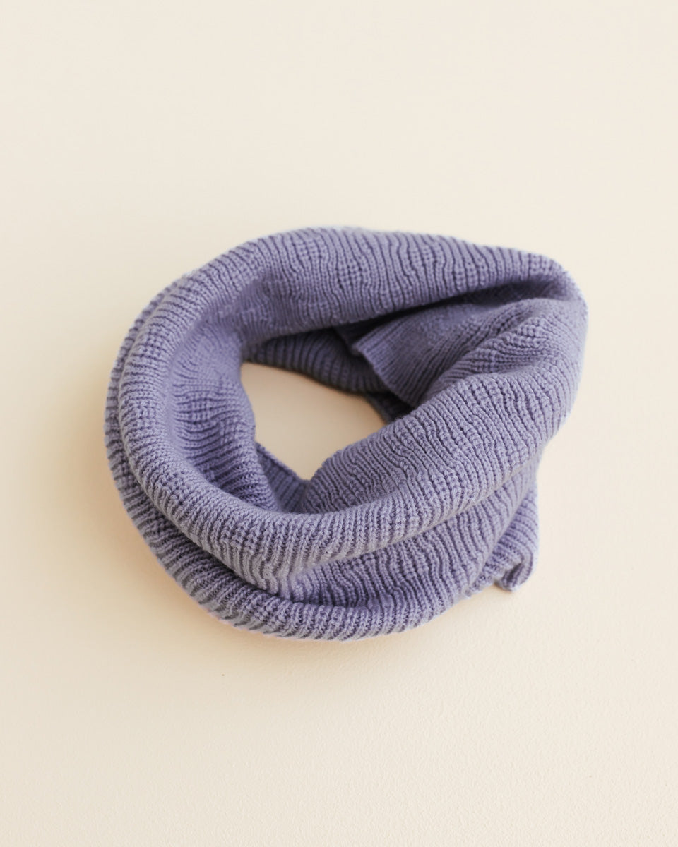 Hvid Gigi Loop Schal in Lilac, gestrickter Schlauchschal aus Merinowolle für Kinder