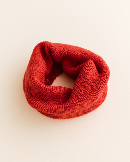 Hvid Gigi Loop Schlauchschal in Red aus Merinowolle, erhältlich im Bärechind in Winterthur, Zürich Schweiz.
